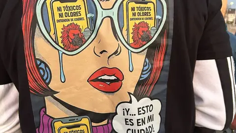 Uno de los participantes en la cacerolas portaba está camiseta.