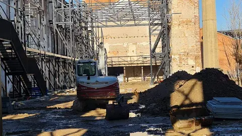 El antiguo proyecto de Palacio de Congresos avanza como centro multiusos.  La nueva estructura interior ya consolida los muros de la Azucarera y permite transformar el proyecto de Dominique Perrault en un espacio polivalente alejado de su propósito inicial. Fotos: Heraldo de León