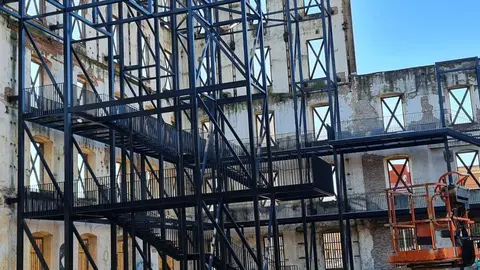 El antiguo proyecto de Palacio de Congresos avanza como centro multiusos.  La nueva estructura interior ya consolida los muros de la Azucarera y permite transformar el proyecto de Dominique Perrault en un espacio polivalente alejado de su propósito inicial. Fotos: Heraldo de León