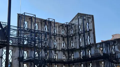 El antiguo proyecto de Palacio de Congresos avanza como centro multiusos.  La nueva estructura interior ya consolida los muros de la Azucarera y permite transformar el proyecto de Dominique Perrault en un espacio polivalente alejado de su propósito inicial. Fotos: Heraldo de León