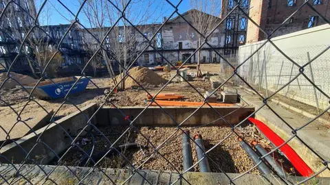 El antiguo proyecto de Palacio de Congresos avanza como centro multiusos.  La nueva estructura interior ya consolida los muros de la Azucarera y permite transformar el proyecto de Dominique Perrault en un espacio polivalente alejado de su propósito inicial. Fotos: Heraldo de León