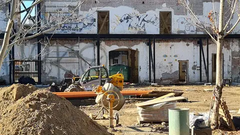 El antiguo proyecto de Palacio de Congresos avanza como centro multiusos.  La nueva estructura interior ya consolida los muros de la Azucarera y permite transformar el proyecto de Dominique Perrault en un espacio polivalente alejado de su propósito inicial. Fotos: Heraldo de León