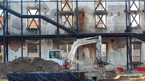 El antiguo proyecto de Palacio de Congresos avanza como centro multiusos.  La nueva estructura interior ya consolida los muros de la Azucarera y permite transformar el proyecto de Dominique Perrault en un espacio polivalente alejado de su propósito inicial. Fotos: Heraldo de León
