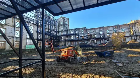 El antiguo proyecto de Palacio de Congresos avanza como centro multiusos.  La nueva estructura interior ya consolida los muros de la Azucarera y permite transformar el proyecto de Dominique Perrault en un espacio polivalente alejado de su propósito inicial. Fotos: Heraldo de León