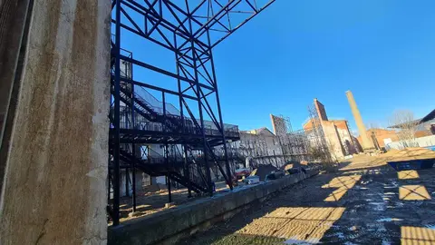 El antiguo proyecto de Palacio de Congresos avanza como centro multiusos.  La nueva estructura interior ya consolida los muros de la Azucarera y permite transformar el proyecto de Dominique Perrault en un espacio polivalente alejado de su propósito inicial. Fotos: Heraldo de León