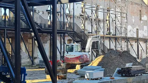 El antiguo proyecto de Palacio de Congresos avanza como centro multiusos.  La nueva estructura interior ya consolida los muros de la Azucarera y permite transformar el proyecto de Dominique Perrault en un espacio polivalente alejado de su propósito inicial. Fotos: Heraldo de León