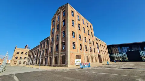 El antiguo proyecto de Palacio de Congresos avanza como centro multiusos.  La nueva estructura interior ya consolida los muros de la Azucarera y permite transformar el proyecto de Dominique Perrault en un espacio polivalente alejado de su propósito inicial. Fotos: Heraldo de León