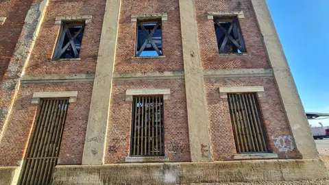 El antiguo proyecto de Palacio de Congresos avanza como centro multiusos.  La nueva estructura interior ya consolida los muros de la Azucarera y permite transformar el proyecto de Dominique Perrault en un espacio polivalente alejado de su propósito inicial. Fotos: Heraldo de León