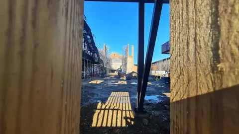 El antiguo proyecto de Palacio de Congresos avanza como centro multiusos.  La nueva estructura interior ya consolida los muros de la Azucarera y permite transformar el proyecto de Dominique Perrault en un espacio polivalente alejado de su propósito inicial. Fotos: Heraldo de León