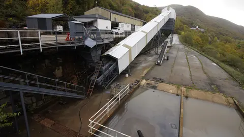 Trabajos de adecuación de la Escuela Laboral de Laciana (León), para el proyecto turístico 'La mina en vivo'. Foto: César Sánchez.