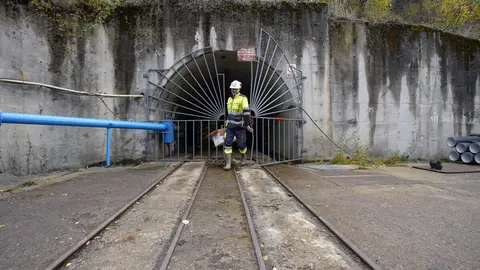 Trabajos de adecuación de la Escuela Laboral de Laciana (León), para el proyecto turístico 'La mina en vivo'. Foto: César Sánchez.