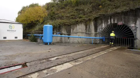 Trabajos de adecuación de la Escuela Laboral de Laciana (León), para el proyecto turístico 'La mina en vivo'. Foto: César Sánchez.