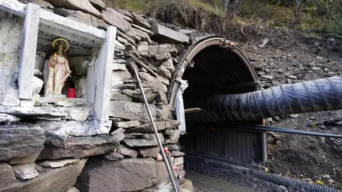 Trabajos de adecuación de la Escuela Laboral de Laciana (León), para el proyecto turístico 'La mina en vivo'. Foto: César Sánchez.