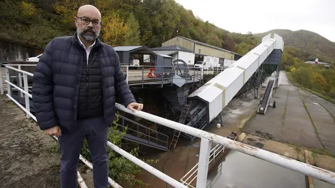 El director de la Fundación Santa Bárbara, Manuel Álvarez, en la Escuela Laboral de Laciana (León), dónde se desarrolla el proyecto turístico 'La mina en vivo'. Foto: César Sánchez.