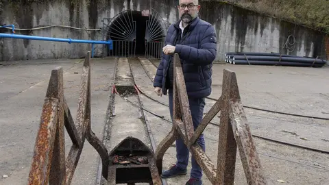 El director de la Fundación Santa Bárbara, Manuel Álvarez, en la Escuela Laboral de Laciana (León), dónde se desarrolla el proyecto turístico 'La mina en vivo'. Foto: César Sánchez.