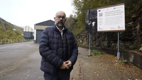 El director de la Fundación Santa Bárbara, Manuel Álvarez, en la Escuela Laboral de Laciana (León), dónde se desarrolla el proyecto turístico 'La mina en vivo'. Foto: César Sánchez.