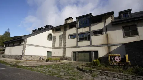 Trabajos de adecuación de la Escuela Laboral de Laciana (León), para el proyecto turístico 'La mina en vivo'. Foto: César Sánchez.