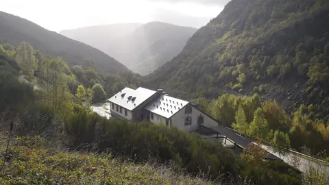 Trabajos de adecuación de la Escuela Laboral de Laciana (León), para el proyecto turístico 'La mina en vivo'. Foto: César Sánchez.