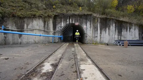 Trabajos de adecuación de la Escuela Laboral de Laciana (León), para el proyecto turístico 'La mina en vivo'. Foto: César Sánchez.