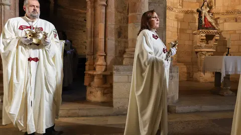 La Real Cofradía del Pendón de San Isidoro conmemora el 962 aniversario de las Reliquias del Santo desde Santiponce-Itálica (Sevilla) a León con la acogida de los nuevos hermanos cofrades y el nombramiento del Caballero Cofrade de Honor de este año. Foto: Campillo.