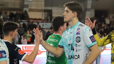 El Abanca Ademar logra una victoria de orgullo ante el Eon Alicante y se impone 29-28 en un grandísimo partido marista. Fotos: Isaac Llamazares