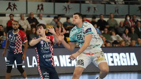 El Abanca Ademar logra una victoria de orgullo ante el Eon Alicante y se impone 29-28 en un grandísimo partido marista. Fotos: Isaac Llamazares)