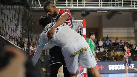 El Abanca Ademar logra una victoria de orgullo ante el Eon Alicante y se impone 29-28 en un grandísimo partido marista. Fotos: Isaac Llamazares