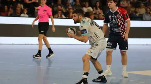 El Abanca Ademar logra una victoria de orgullo ante el Eon Alicante y se impone 29-28 en un grandísimo partido marista. Fotos: Isaac Llamazares