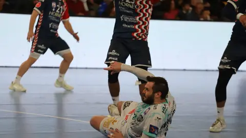 El Abanca Ademar logra una victoria de orgullo ante el Eon Alicante y se impone 29-28 en un grandísimo partido marista. Fotos: Isaac Llamazares