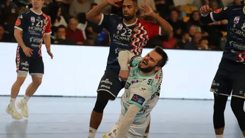 El Abanca Ademar logra una victoria de orgullo ante el Eon Alicante y se impone 29-28 en un grandísimo partido marista. Fotos: Isaac Llamazares