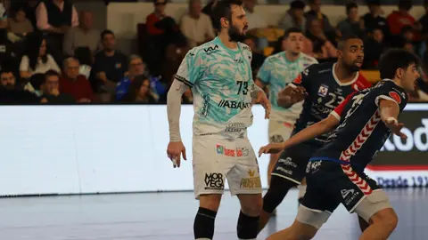 El Abanca Ademar logra una victoria de orgullo ante el Eon Alicante y se impone 29-28 en un grandísimo partido marista. Fotos: Isaac Llamazares