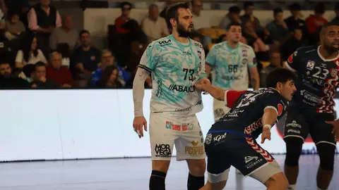 El Abanca Ademar logra una victoria de orgullo ante el Eon Alicante y se impone 29-28 en un grandísimo partido marista. Fotos: Isaac Llamazares