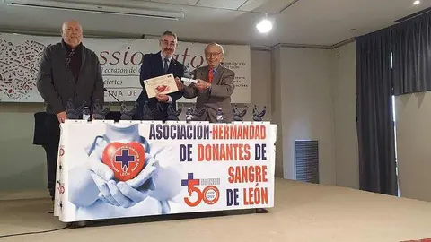 El salón de actos de Fundos, en Veguellina de Órbigo, acogió la XXXI Jornada Provincial de Formación y Convivencia de los delegados locales de la Hermandad de Donantes de Sangre de León. El encuentro reunió a más de 70 representantes procedentes de otros tantos municipios de la provincia, en una cita ya consolidada dentro del calendario anual de la entidad.