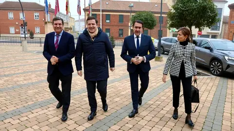 El presidente de la Junta de Castilla y León, Alfonso Fernández Mañueco, presenta las obras de finalización del polígono industrial de Villadangos del Páramo. Foto: Campillo.