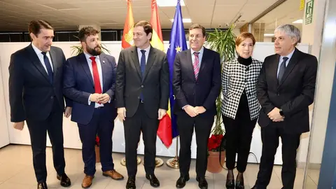 El presidente de la Junta de Castilla y León, Alfonso Fernández Mañueco, presenta las obras de finalización del polígono industrial de Villadangos del Páramo. Foto: Campillo.