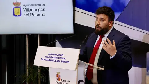 El presidente de la Junta de Castilla y León, Alfonso Fernández Mañueco, presenta las obras de finalización del polígono industrial de Villadangos del Páramo. Foto: Campillo.