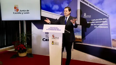 El presidente de la Junta de Castilla y León, Alfonso Fernández Mañueco, presenta las obras de finalización del polígono industrial de Villadangos del Páramo. Foto: Campillo.
