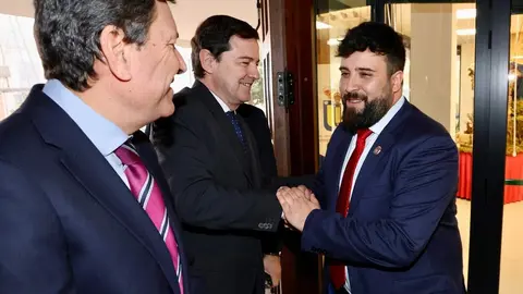 El presidente de la Junta de Castilla y León, Alfonso Fernández Mañueco, presenta las obras de finalización del polígono industrial de Villadangos del Páramo. Foto: Campillo.