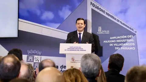 El presidente de la Junta de Castilla y León, Alfonso Fernández Mañueco, presenta las obras de finalización del polígono industrial de Villadangos del Páramo. Foto: Campillo.