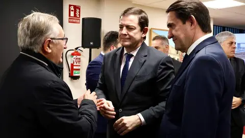El presidente de la Junta de Castilla y León, Alfonso Fernández Mañueco, presenta las obras de finalización del polígono industrial de Villadangos del Páramo. Foto: Campillo.