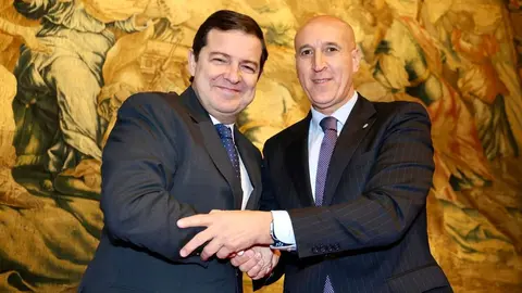El presidente de la Junta de Castilla y León, Alfonso Fernández Mañueco, firma un protocolo de colaboración con el Ayuntamiento de León. Foto: Campillo.