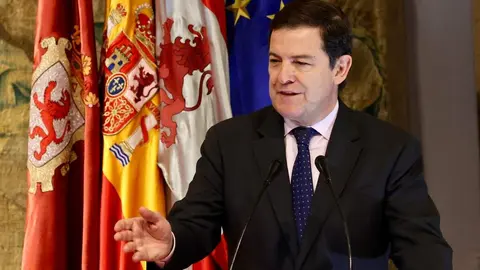 El presidente de la Junta de Castilla y León, Alfonso Fernández Mañueco, firma un protocolo de colaboración con el Ayuntamiento de León. Foto: Campillo.