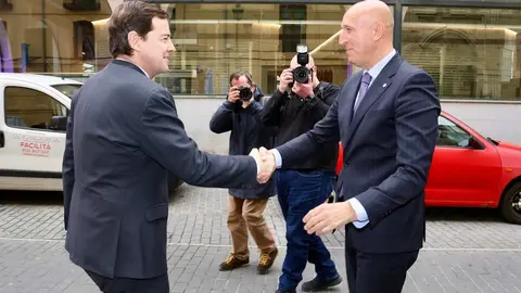 El presidente de la Junta de Castilla y León, Alfonso Fernández Mañueco, firma un protocolo de colaboración con el Ayuntamiento de León. Foto: Campillo.