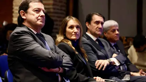 El presidente de la Junta de Castilla y León, Alfonso Fernández Mañueco, firma un protocolo de colaboración con el Ayuntamiento de León. Foto: Campillo.