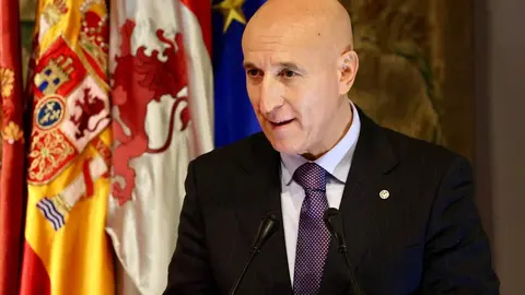 El presidente de la Junta de Castilla y León, Alfonso Fernández Mañueco, firma un protocolo de colaboración con el Ayuntamiento de León. Foto: Campillo.