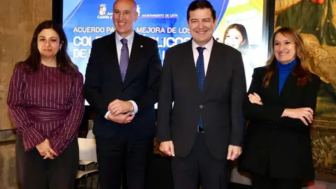 El presidente de la Junta de Castilla y León, Alfonso Fernández Mañueco, firma un protocolo de colaboración con el Ayuntamiento de León. Foto: Campillo.