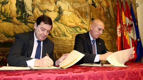 El presidente de la Junta de Castilla y León, Alfonso Fernández Mañueco, firma un protocolo de colaboración con el Ayuntamiento de León. Foto: Campillo.