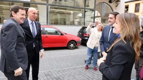 El presidente de la Junta de Castilla y León, Alfonso Fernández Mañueco, firma un protocolo de colaboración con el Ayuntamiento de León. Foto: Campillo.