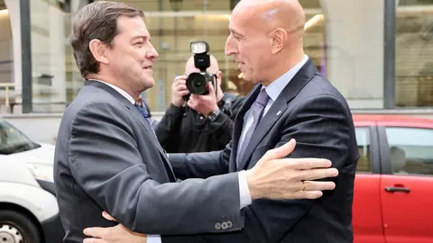 El presidente de la Junta de Castilla y León, Alfonso Fernández Mañueco, firma un protocolo de colaboración con el Ayuntamiento de León. Foto: Campillo.