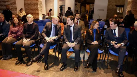 El presidente de la Junta de Castilla y León, Alfonso Fernández Mañueco, firma un protocolo de colaboración con el Ayuntamiento de León. Foto: Campillo.